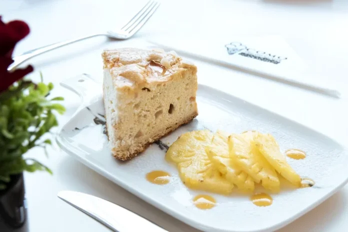 Tartă fină de ananas cu umplutură de brânză! O delicatesă rapidă fără gătire, cu aromă de cheesecake.
